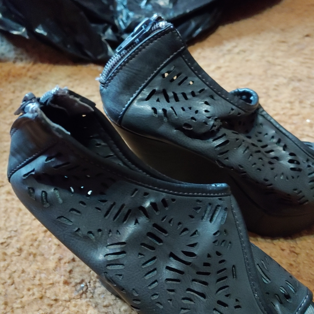 Shoes - Picture 2 of 3